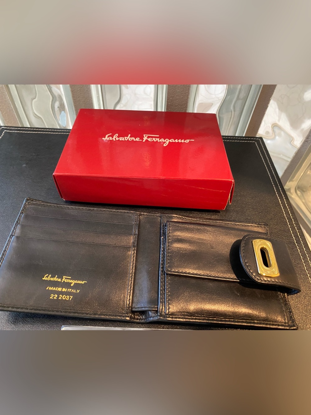 Salvatore Ferragamo Black Calfskin Leather Men’s Wallet. Gold-tone Gancini Clasp - Picture 6 of 14